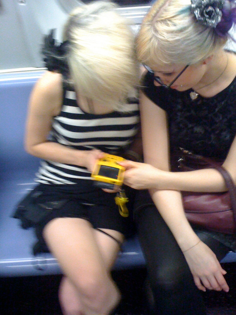 Illustration for article titled This Is How Two Girls Play Gameboy When They Really Love Each Other
